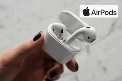 Main tenant des AirPods avec un logo Apple en arrière-plan