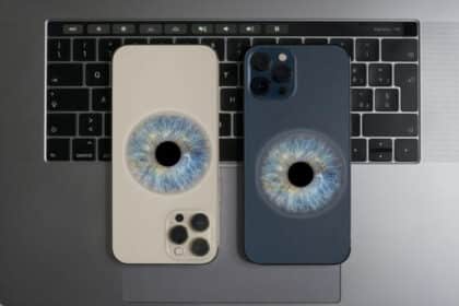 Deux iPhones avec des images d'iris sur un clavier