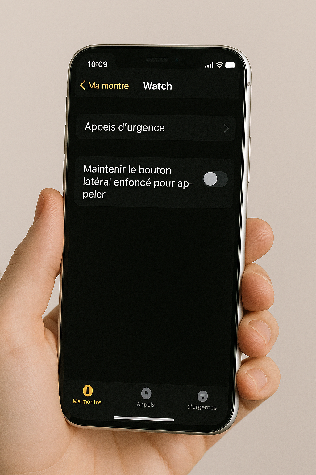 Ouvrez l’application Watch sur votre iPhone. Accédez à l’onglet Ma montre > Appels d’urgence. Désactivez l’option « Maintenir le bouton latéral enfoncé pour appeler ».