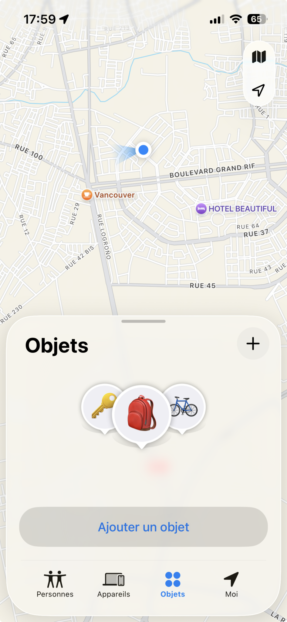 App Localiser sur iPhone, onglet Objets - carte avec position des AirTags et icônes clés, sac à dos, vélo
